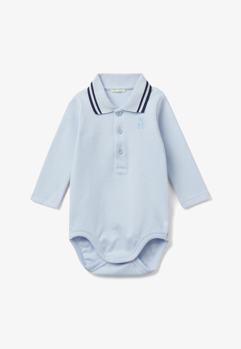 Body con manica lunga di un blu chiaro con colletto a righe blu navy e patta con tre bottoni; presenta un piccolo motivo ricamato a forma di coniglio.