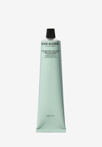Crema per le mani antibatterica Grown Alchemist in un tubo metallico rigorosamente verde chiaro, con un tappo a vite nero e dettagli sugli ingredienti stampati.