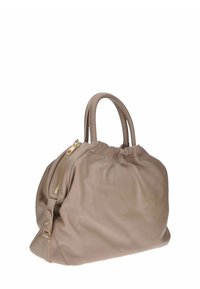 Borsa a tracolla in pelle beige con una forma morbida, doppi manici arrotondati e dettaglio della zip dorata sul lato. Texture liscia, senza motivi visibili.