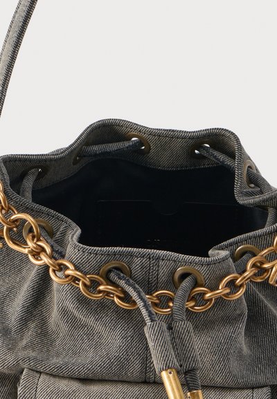 Γκρι τζιν τσάντα τύπου bucket με κορδόνι, διακοσμημένη με αλυσίδα σε χρυσό χρώμα και εσωτερικό από μαύρο ύφασμα, εμφανίζεται ανοιχτή από πάνω.