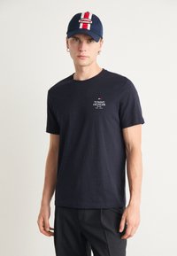Tommy Hilfiger STACK TEE - T-shirt basic - desert sky