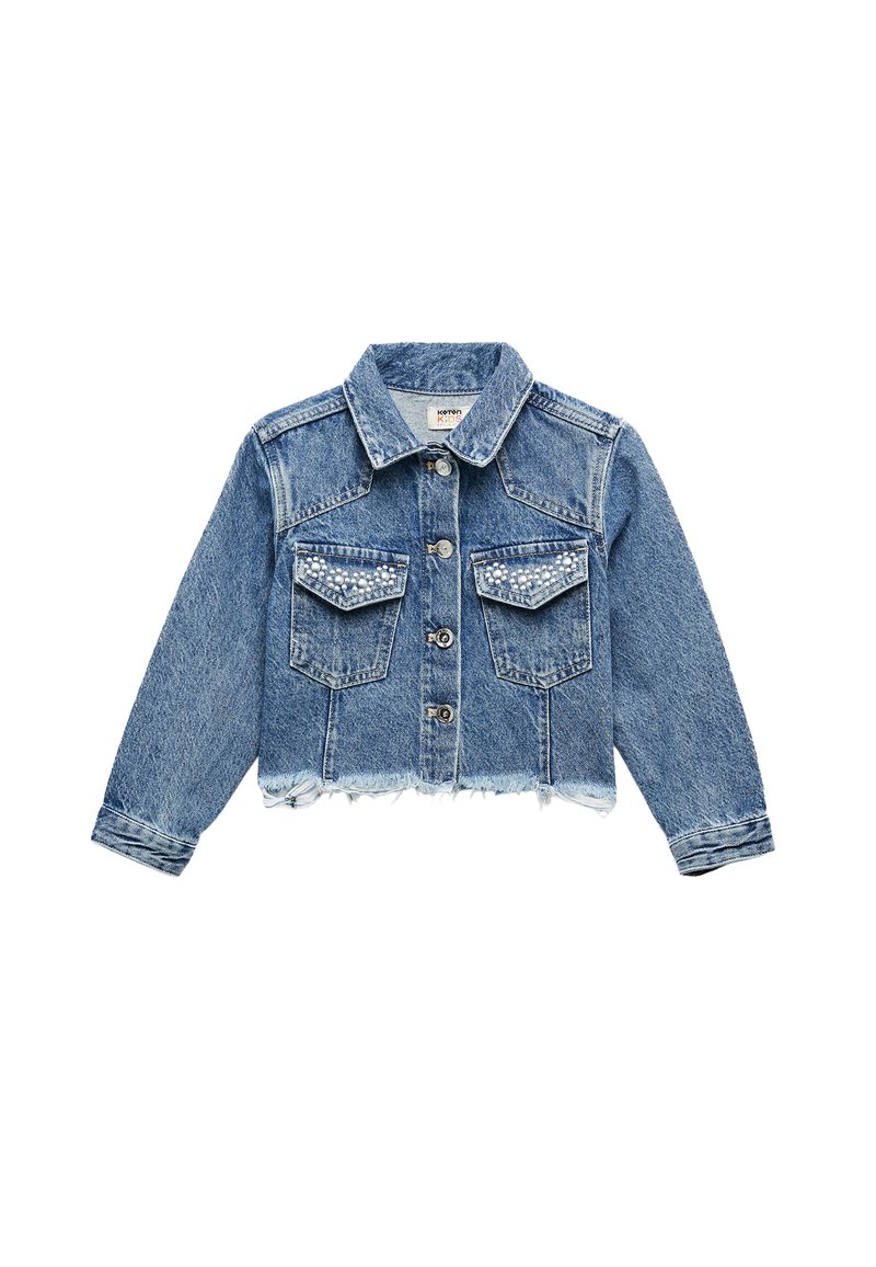 Chaqueta de denim en azul claro, diseño corto con dobladillo deshilachado, dos bolsillos delanteros, adornos de perlas en los bolsillos y cierre de botones.