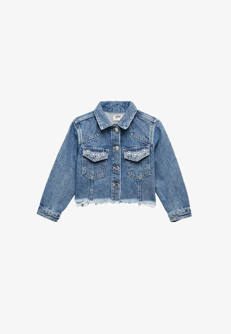 Giacca di jeans in azzurro chiaro, design cropped con orlo sfrangiato, due tasche frontali, dettagli in perle sulle tasche e chiusura con bottoni.