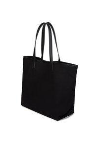 Crna torba na rame s strukturiranim oblikom, izrađena od teksturirane tkanine i ukrašena glatkim kožnim ručkama. Nema dodatnih detalja.