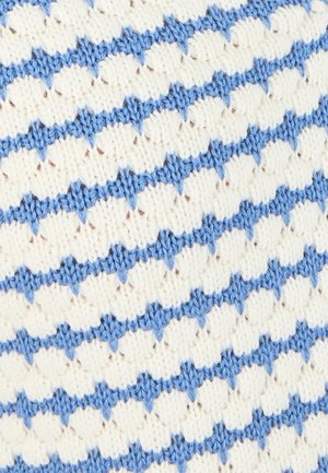 Tela blanca de punto con rayas diagonales azules en zigzag que forman un patrón texturizado.