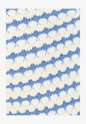 Tissu blanc tricoté avec des rayures bleu diagonal en zigzag formant un motif texturé.