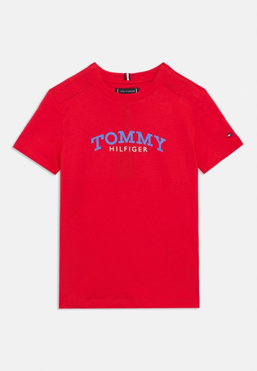 Κόκκινο κοντομάνικο T-shirt με μπλε γράμματα "TOMMY" και λευκά γράμματα "HILFIGER" στο στήθος και μικρό λογότυπο σημαίας στο αριστερό μανίκι.
