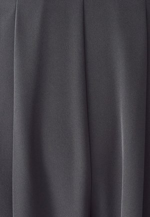 Grijze stof met een gladde, licht gestructureerde oppervlakt, met zachte plooien die subtiele beweging en verschillende tinten grijs creëren.