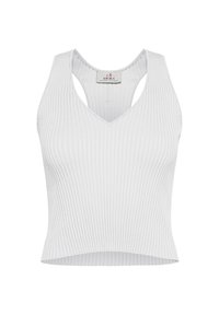 Top blanco de canalé sin mangas con escote en V y amplias sisas. La tela es ligera y tiene una forma ajustada, con un dobladillo recto en la parte inferior.