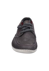 Scarpa in pelle grigia con punta arrotondata, lacci grigi e dettagli in cucitura rossa. Presenta una tomaia texturizzata e una suola in gomma.