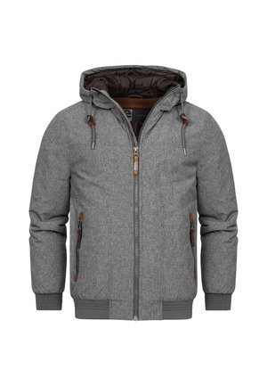 Chaqueta gris aislante con capucha, tejido texturizado, dos bolsillos laterales con cremallera y acentos de cuero marrón en los cordones y la cremallera.