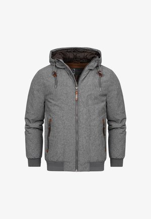 Graue isolierte Jacke mit Kapuze, strukturierter Stoff, zwei seitliche Reißverschlusstaschen und braune Lederakzente an den Schnürsenkeln und dem Reißverschluss.