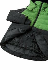 Giacca isolante nera e verde con chiusura frontale con zip, bottoni a pressione e orlo elasticizzato. Presenta una manica removibile e pieghevole.