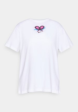 Biela bavlnená tričko s krátkymi rukávmi a okrúhlym výstrihom. Na chrbte má dizajn motýľa v růžovej a čiernej farbe s modrými akcentmi.