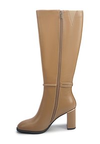 Botas de cuero color beige hasta la rodilla con tacón bloque brillante, cierre de cremallera, diseño sin costuras y sutiles detalles de costura.
