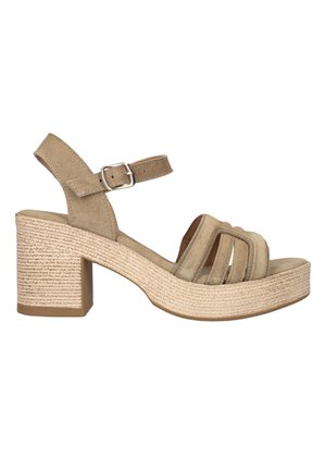 Beige suède open-toe sandaal met blokhak, verstelbare enkelband met gesp en geweven structuur op de hak en plateauzool.