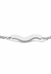 Silverkedjaarmband med ett slätt, vågigt centralt inslag. Designen är minimalistisk med en polerad yta och metallkedjor.