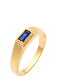 Goldring mit einem rechteckigen blauen Stein, der in eine flache Fassung eingelassen ist. Der Ringband ist glatt mit einer leicht taillierten Form und polierter Oberfläche.