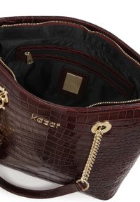 Borsa tote in eco-pelle effetto coccodrillo bordeaux con hardware tono oro, dettagli in catena, tasche interne con zip e aperte, e logo.