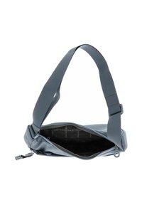 Borsa a tracolla grigia in tessuto con esterno texturizzato, chiusura con zip e tracolla regolabile. L'interno presenta una foderatura scura con dettagli di branding.