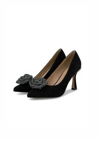 Décolleté in suede neri con punta affusolata, caratterizzati da un fiore decorativo in perline grigie sul davanti e un tacco corto e quadrato.