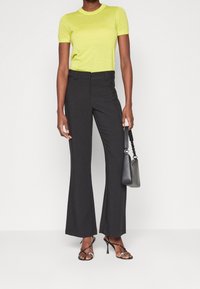 BOSS Jednoduché tričko - yellow