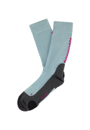 Paar hellblaue Knöchelsocken mit dunkelgrauen Sohlen und Zehen, mit pinker Schrift an der Seite und numerischen Größenangaben am Fuß.