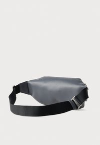 Γκρι δερμάτινο τσαντάκι μέσης με υφή. Διαθέτει μαύρο ρυθμιζόμενο ιμάντα και ασημένια μεταλλικά στοιχεία, με στρογγυλεμένο σχήμα.