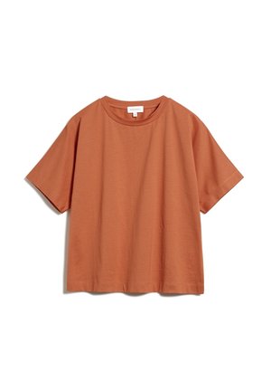 Gładki t-shirt z krótkim rękawem w jednolitym rdzawopomarańczowym kolorze, z okrągłym dekoltem i luźnym krojem, zaprezentowany na białym tle.