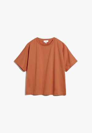 Gładki t-shirt z krótkim rękawem w jednolitym rdzawopomarańczowym kolorze, z okrągłym dekoltem i luźnym krojem, zaprezentowany na białym tle.