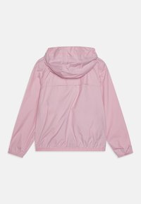 Rosa lett jakke med hette, med elastiske mansjetter, snor i kanten og en glatt, blank overflate. Vist bakfra.