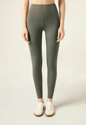 FIRST CLASS - Leggings - green