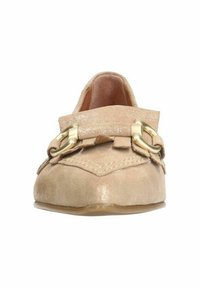 Beige Wildleder-Mokassins mit flacher Sohle, dekorativen Schnallenakzenten und gestickten Details auf dem Obermaterial. Glatte Textur mit abgerundetem Zehenbereich.