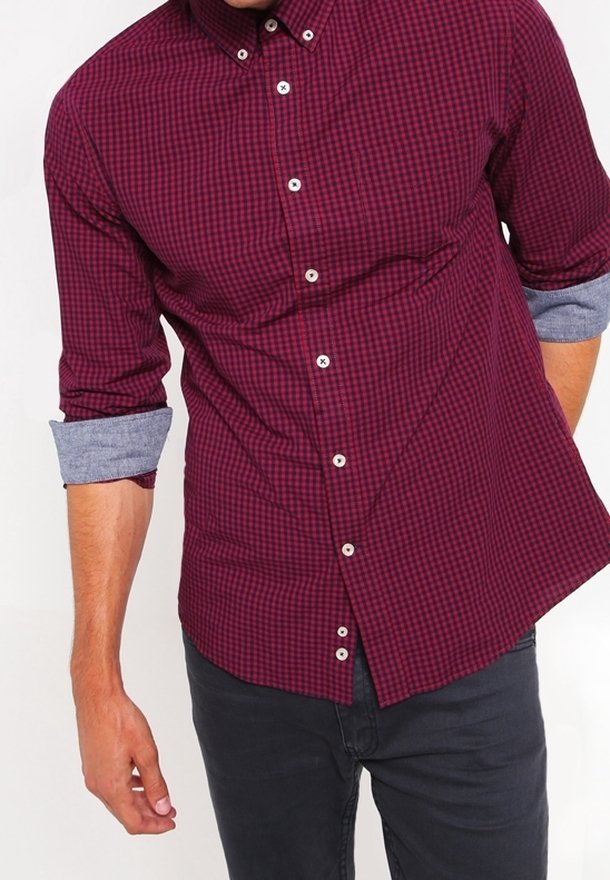 Chemise à carreaux bordeaux avec col boutonné, manches en denim bleu retroussées, boutons blancs et coupe slim.
