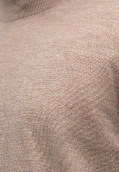 Gaiši brūns turtlenecks džemperis ar adītu tekstūru, pieguļoša forma, mīksts audums. Iezīmējas ar ribotu apkakli un gludu virsmu.