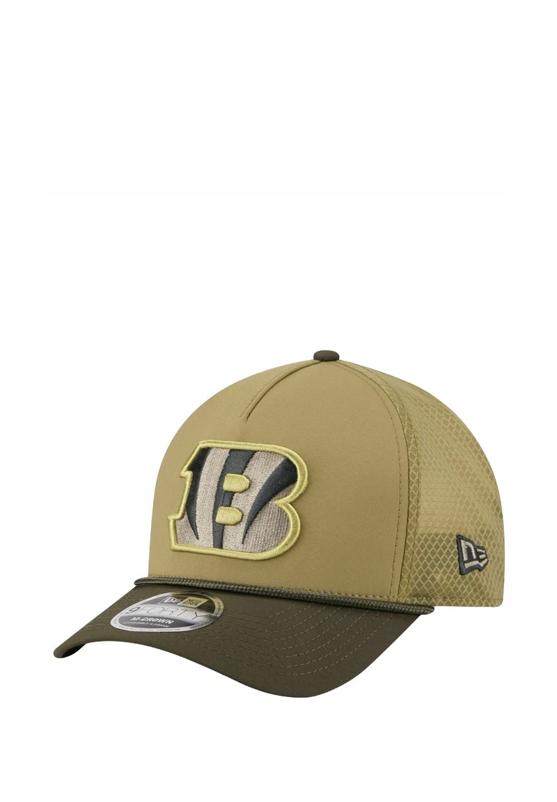 Khakifarbene Baseballmütze mit einem dunkelgrünen Schirm, ausgestattet mit einem gestickten "B"-Logo in Beige und Schwarz sowie einem Mesh-Rücken für Belüftung.