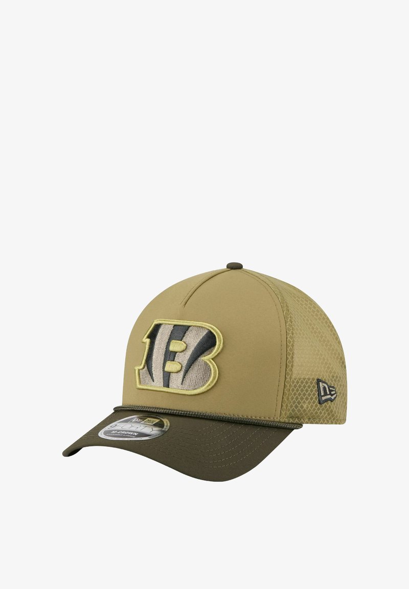 Khakifarbene Baseballmütze mit einem dunkelgrünen Schirm, ausgestattet mit einem gestickten "B"-Logo in Beige und Schwarz sowie einem Mesh-Rücken für Belüftung.