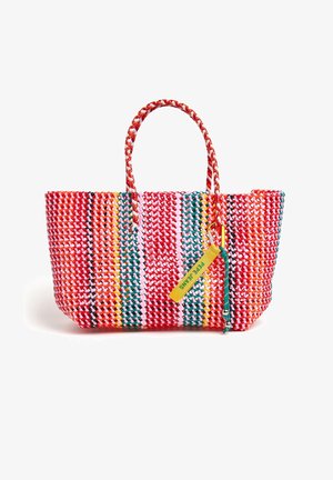Borsa tote intrecciata con strisce vivaci rosse, rosa e verdi; include manici intrecciati e un'etichetta gialla con testo per un accento.