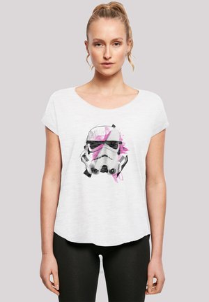 Weißes T-Shirt mit kurzen Ärmeln, das ein Grafikdesign eines Sturmtrupplerhelms mit pinken Akzenten zeigt. Hergestellt aus einem leichten, weichen Material.