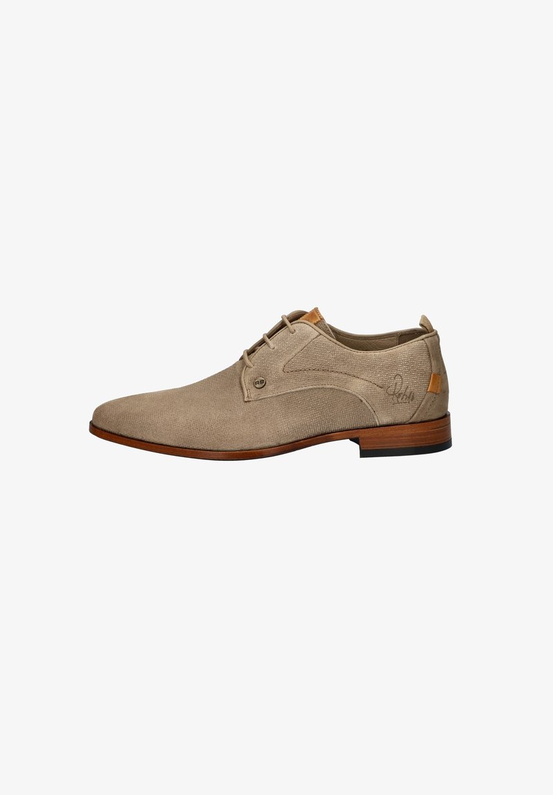 Beige canvas schoen met een gestructureerde afwerking, ronde neus en bruine leren accenten. Heeft een veterontwerp en een houten zool.