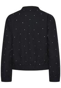 Svart bomberjacka med krage, prydd med spridda silverdetaljer och elastiska mudd och nederkant. Slät tyg med ett enfärgat mönster.