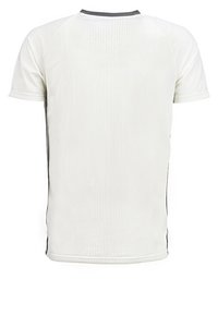 Camiseta deportiva blanca de manga corta, con un cuello redondo, paneles traseros texturizados y detalles en negro a lo largo de los lados.