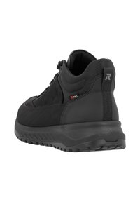 Chaussures de randonnée noires en matériaux synthétiques, avec une surface texturée, un col rembourré et une semelle robuste pour une bonne traction.