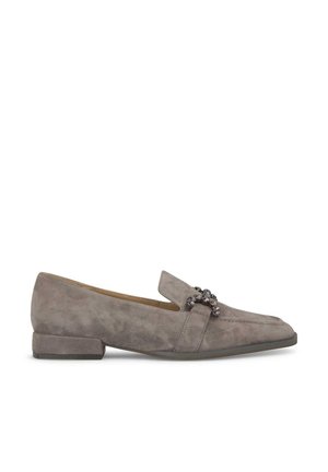 Mocassino grigio in suede con tacco basso, caratterizzato da un accento decorativo di gioielli sulla cinghia. Superficie liscia con dettagli di cucitura.
