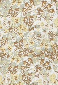 Tecido de algodão com um padrão abstrato em tons de terra, como castanho, verde suave e amarelo pálido, sobre um fundo branco.