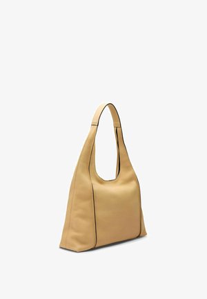 Beige leren handtas met brede band, hoge rechthoekige vorm en subtiele naaddetails, weergegeven tegen een witte achtergrond.