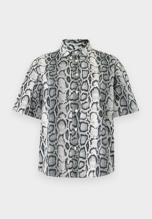 Cămașă cu mânecă scurtă, cu nasturi, cu model de piele de șarpe alb-negru și guler clasic, pe fundal simplu.