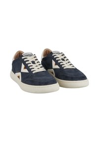 Sneakers scamosciati blu navy con lacci beige, un dettaglio in pelle bianca e suole in gomma crema; presentano un'etichetta con il logo sulla linguetta.