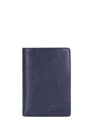 Cartera de cuero azul oscuro con superficie texturizada y logo de marca en relieve en la esquina inferior derecha, cerrada y en posición vertical.