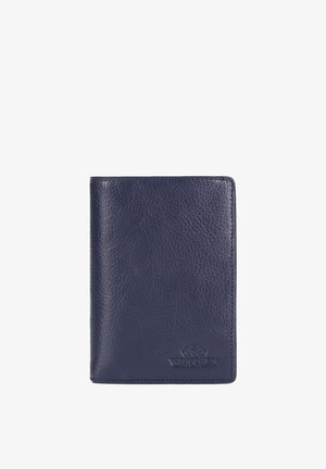 Ciemnoniebieski skórzany portfel o teksturowanej powierzchni z wytłoczonym logo marki w dolnym prawym rogu, zamknięty i stojący pionowo.